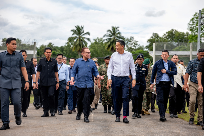 馬來西亞首相安華積極出訪國際拚外交，且針對南海議題時堅持國家主權不退讓。今年他兩度訪中，更積極走訪鄰近國家如泰國等。圖為安華與泰國總理於泰馬邊界會面。（圖／路透社）
