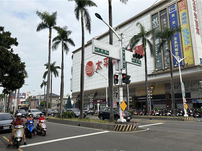 屏东警分局公布屏东市5大检举热点以及5大检举项目，警方指出，民眾检举交通违规没有奖金，呼吁民眾遵守交通规则，就不用担心检举达人在身边。（谢佳潾摄）