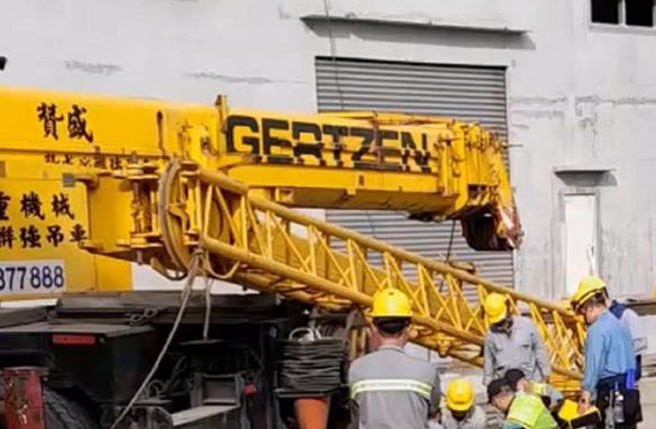 彰滨工业区线西区线工北四路丰堉资源股份有限公司29日发生工安意外，1名55岁何姓外包商疑遭吊车吊臂击中，虽送医仍伤重死亡。（民眾提供／孙英哲彰化传真）