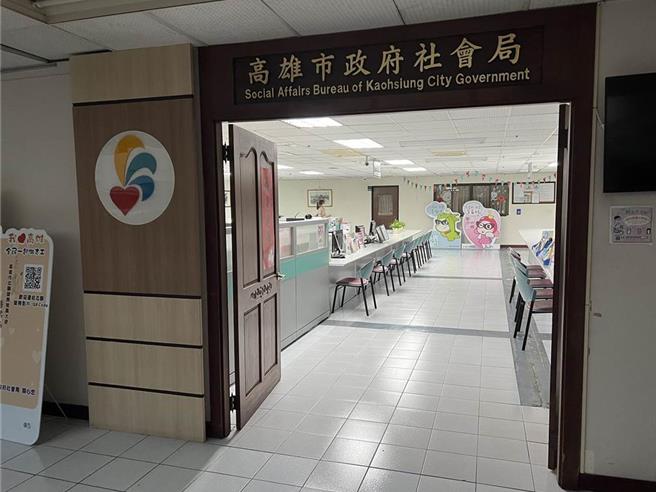 高雄市社会局提醒长辈，尚未领取重阳敬老礼金者，领取时间至2024年元月2日，请长辈不要错过。（林雅惠摄）