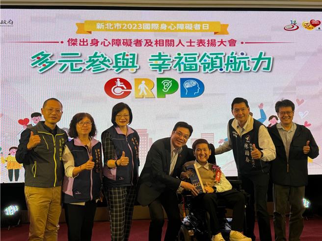 新北市府今（30）日表揚身障人士、模範家屬、績優專業與服務有功人員，分別邀請三方面的優秀人士分享心路歷程。（柯毓庭攝）