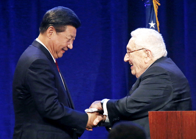美国前国务卿季辛吉（Henry Kissinger）百岁辞世，生前曾表示，若致电大陆国家主席习近平，对方可能会接他电话。图为2015年习近平访美时，季辛吉在西雅图一场演讲中介绍习近平。（资料照／路透社）