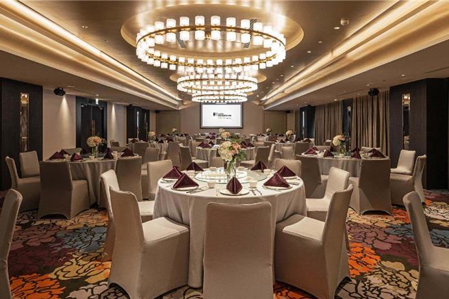 中式宴会厅尾牙春酒专案，周一至周三每桌16,800元起，周四及周日每桌22,000元