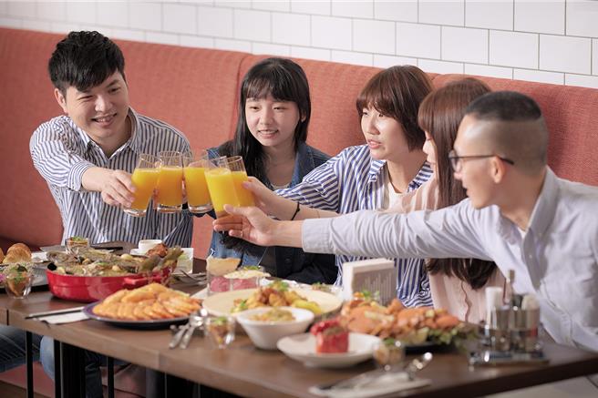 「铂丽安」全日餐厅12月提供特别圣诞节主题海鲜季自助餐，可吃到炉烤美国牛肉佐特制酱汁、圣诞节传统栗子浓汤等节庆美食。(JR东日本大饭店台北提供)