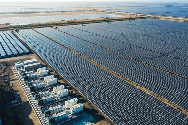 台电今公布第二波小额包装绿电决标情形，总计最后有60家厂商得标，但对于多少度数未销售出去，并未主动说明，只表示或许要等2026年欧盟碳边境调整机制（CBAM）正式上路后，绿电需求才会比较迫切。图为台电这次拿出来销售案场之一，台南盐田光电。(台电提供)