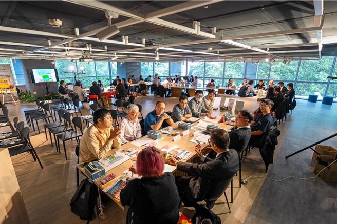 随着净零碳意识崛起，国际大厂纷纷加入RE100，为协助企业永续发展，新北市经发局领先全国首创减碳四部曲，以行动减碳健检方式走访320家企业。（新北市经发局提供／刘玮晴新北传真）