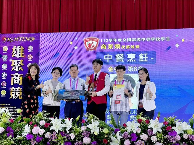 桃园市永平工商餐饮管理科吴彦霖参加112年全国高中学生技艺竞赛，荣获中餐烹饪金手奖第八名。（永平工商提供／蔡明亘桃园传真）