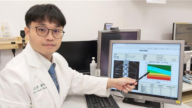 2023年11月30日新北市／医师周志杰建议，高风险族群定期检测骨密度，避免在不知情的状况下「一跌不起」。（新北市恩主公医院提供／刘玮晴新北传真）