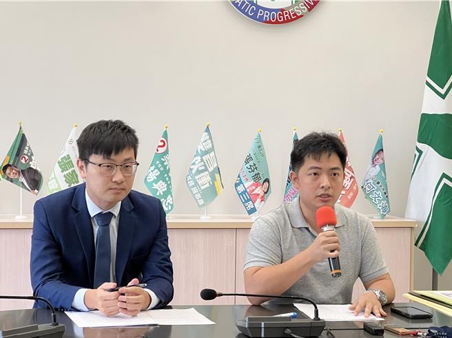 蔡耀頡今天由律師楊廷寬陪同出面澄清，並表示，謠言滿天飛，將對開記者會的3位參選人及在在line散布不實訊息的人提告。（張亦惠攝）