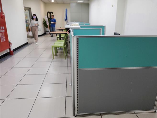 云林县府工务处12月25日将升格为一级机关「交通工务局」，因受限于云林县公务员额总量管制，仅多主计、人事、政风主任3人，原本5个科维持原本员额，因办公空间有限，3名主任的办公室是走廊。（周丽兰摄）