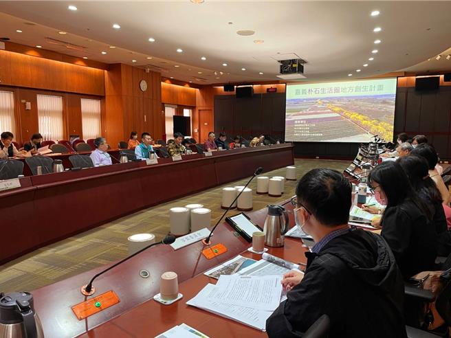 嘉义县政府综合规画处长郭凯迪表示，他29日下午与黄谦元、蔡顺仁、吴淑芳、潘文惠等文史艺术、社区营造工作者前往行政院地方创生会报工作会议简报。（嘉义县政府提供／吕妍庭嘉义传真）