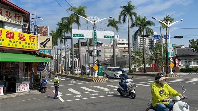 针对屏东市中正路、胜利路口交通事故频传，警方10月30日以调整汽机车时相分流方式进行改善。（警方提供／谢佳潾屏东传真）