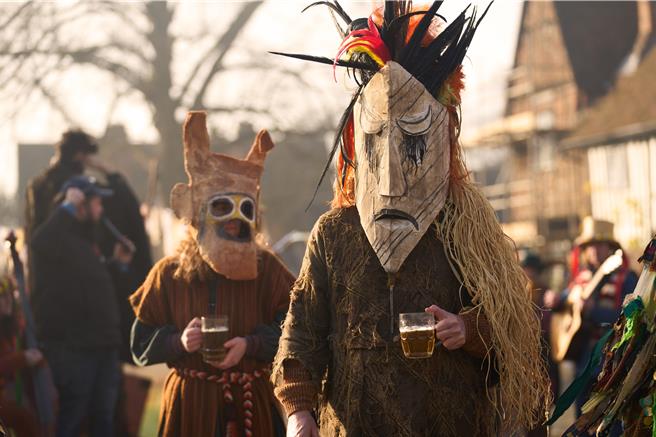 《闇之祭》里庆典中的面具既诡异又五花八门。（台北双喜提供）