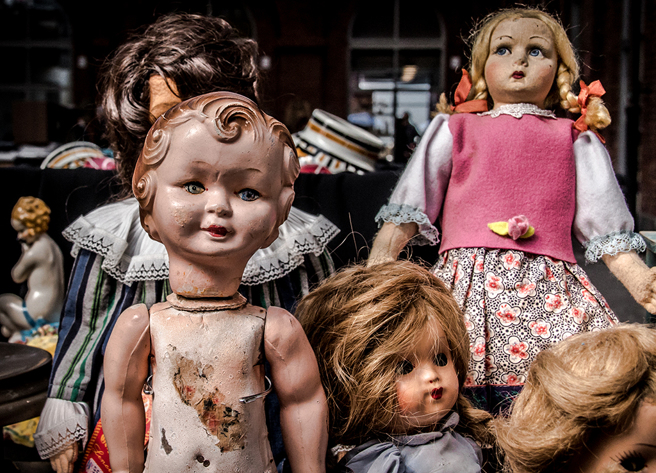 男子收到操偶娃娃後，發現家中陳列人偶的玻璃櫃經常處於開啟的狀態，沒想到架設攝影機竟拍到玩偶張眼詭笑的恐怖異象。（示意圖／達志影像）