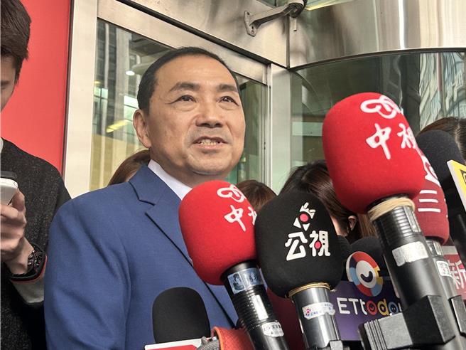 国民党总统参选人侯友宜在专访中无奈说，过去民进党曾找他参选台中、嘉义，当时也没有说他亲中卖台。（陈薏云摄）