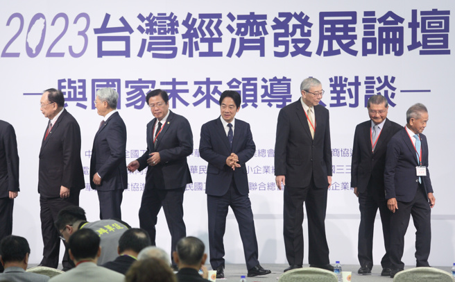 九大工商团体联合举办「2023臺湾经济发展论坛—与国家未来领导人对谈」，30日邀请民进党总统参选人赖清德（中）畅谈产业、两岸、劳动等政策主张，赖并与工总理事长苗丰强（右三）、商总理事长许舒博（左三）等人合影。（张铠乙摄）