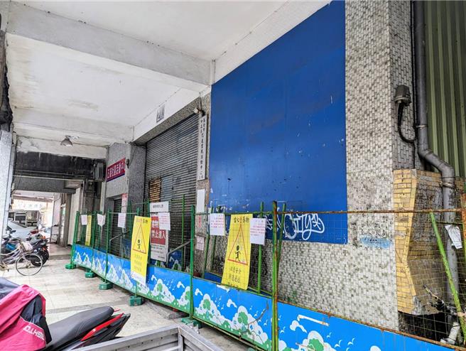 基隆市富贵市场两度鑑定都是海砂屋，基隆市政府2021年封楼至今，已经2年有余，当地居民都很关心到底拆或不拆。（张志康摄）