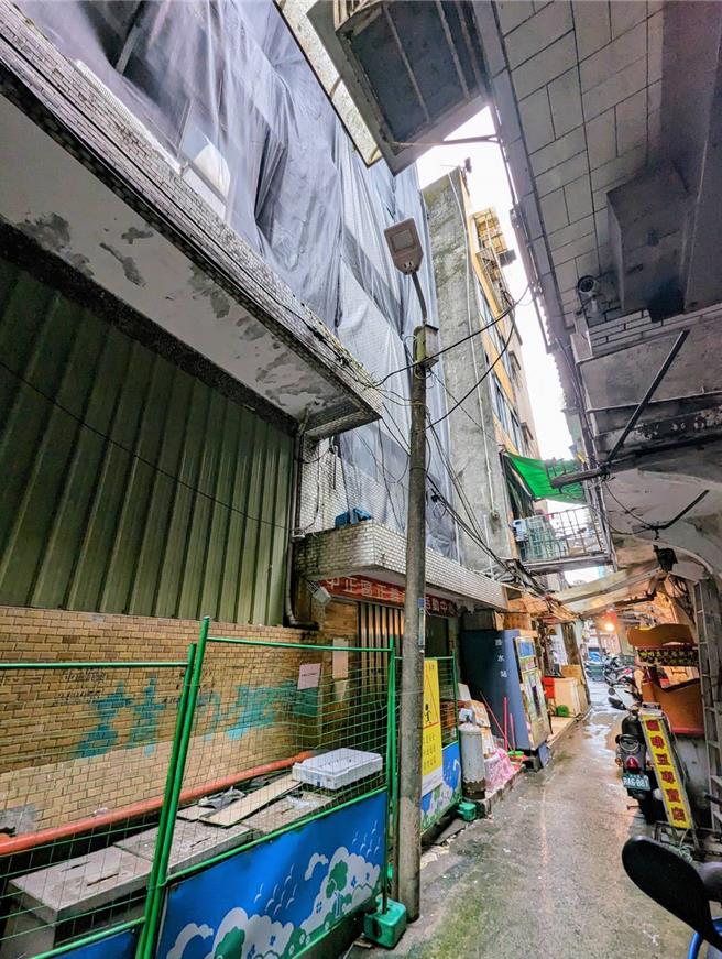 基隆市富贵市场两度鑑定都是海砂屋，封楼至今已经2年有余，不过因为距离邻房实在太近，无法用大型机具拆除，预估拆除费用会高出不少。（张志康摄）