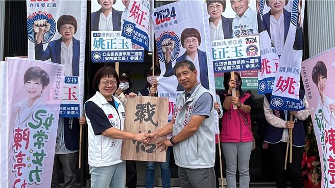 國民黨台南市立委三選區參選人姚正玉（左）30日到陳亭妃立委服務處下戰帖，邀請對方參加政見辯論會，由陳服務處主任張文雄代表接受。（姚正玉競選團隊提供／程炳璋台南傳真）