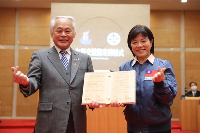 吉安乡长游淑贞（左）与日本北海道钏路町长小松茂（右）签署友好交流协定，允诺携手深化两地观光经济、教育文化交流。 （吉安乡公所提供／王志伟花莲传真） 