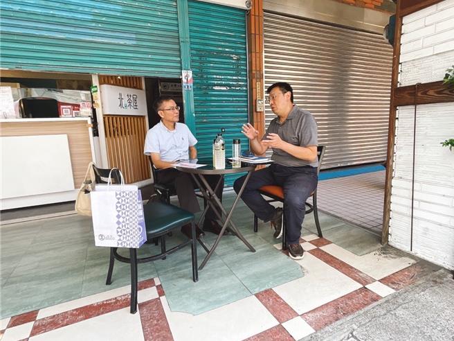 桃竹苗分署創業顧問提供培力輔導，錦詠有限公司-北茶屋創業者鄭敏爵（左）接受輔導。（桃竹苗分署提供／蔡明亘桃園傳真）