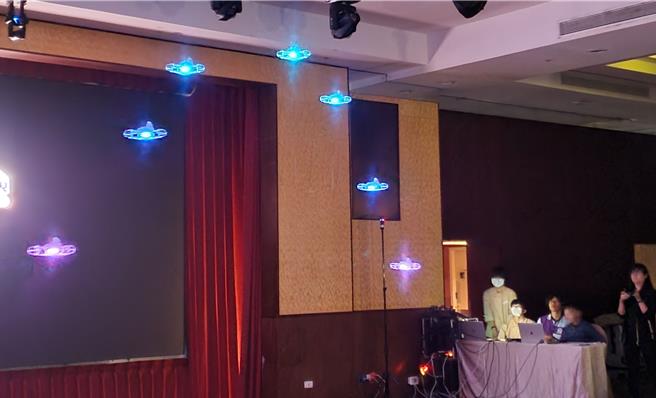 剑湖山世界30日举行记者会，现场示范无人机灯光秀。（周丽兰摄）
