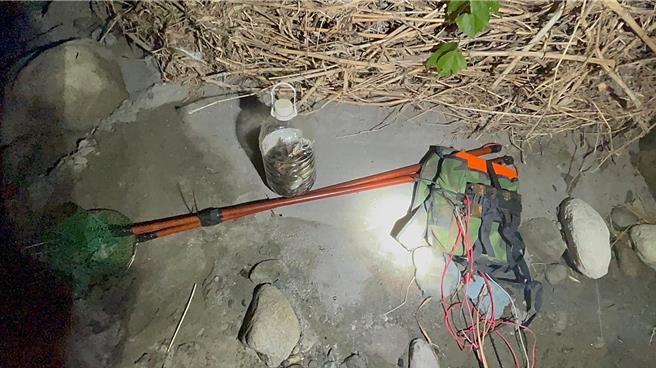 台东4名男子使用自制电气设备，外型如2支竿，放入水中后产生导电作用，藉以使鱼虾等水生动物短暂昏迷，以利捕捉。（第13岸巡队提供／萧嘉蕙台东传真）