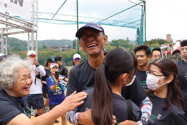日本超馬選手關家良一（前排戴帽者）花17天跑步環台。（東吳大學提供／林志成台北傳真）