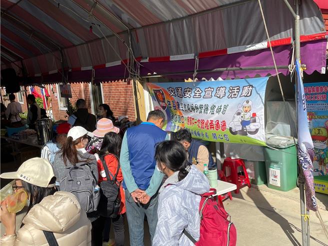 桃园市杨梅警分局前进2023桃园仙草嘉年华设摊宣导。（翻摄照片／蔡明亘桃园传真）