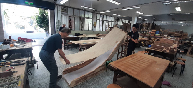 大安高工建築科再次受邀支援製作木積木溜滑梯。(照片/大安高工提供)