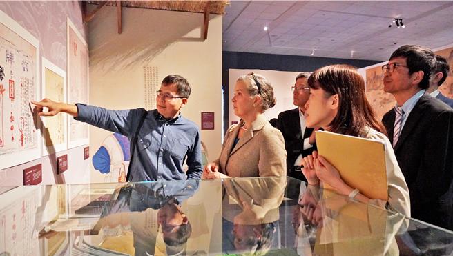 「拚．靓」客家多重面貌特展策展人罗烈师教授导览，AIT处长孙晓雅对于客家的多。（客发中心提供／李京升苗栗传真）