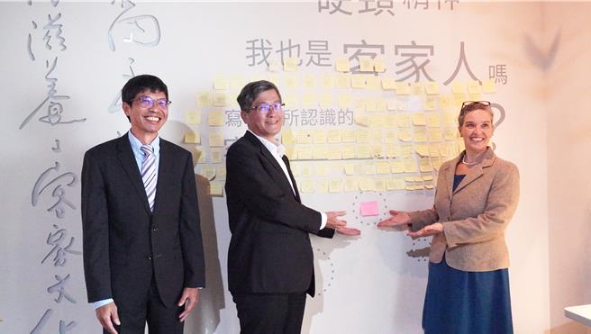 孙晓雅(右)于常设展留下珍贵的手稿纪念并与杨长镇(中)及何金梁(左)合照。（客发中心提供／李京升苗栗传真）