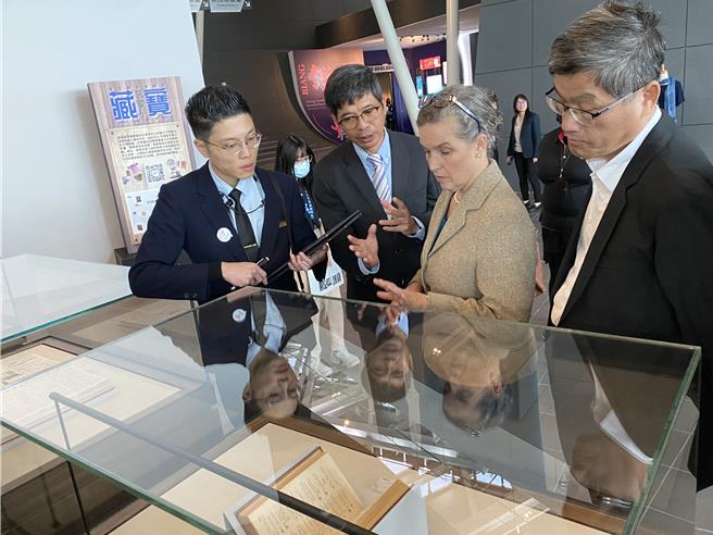 孙晓雅聆听导览人员介绍客发中心有超过百年歷史的「客英字典」及「黄娟手稿」等。（客发中心提供／李京升苗栗传真）