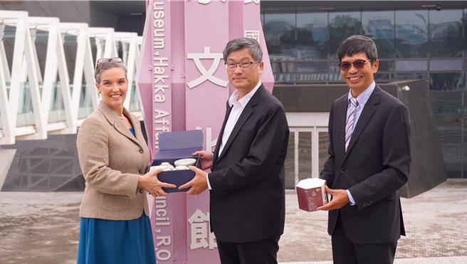 杨长镇(中)与何金梁(右)致赠好客茶具组与在地杭菊茶欢迎AIT孙晓雅(左)。（客发中心提供／李京升苗栗传真）