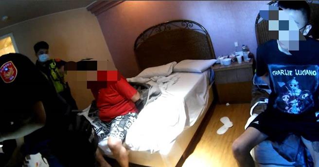 诈骗集团在脸书社群刊登徵才广告，以高薪诱骗求职女子，并将被害人手机、银行帐户强行收走开设人头帐从事洗钱等违反情事，并将被害人关押在旅馆内限制自由。（本报资料照片）