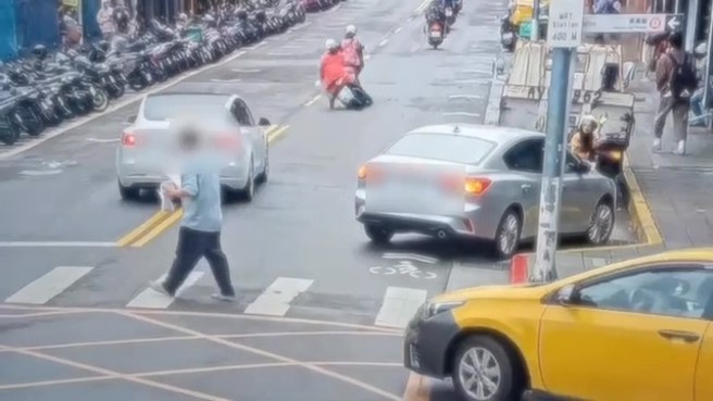 因6樓住戶磁磚脫落砸中3樓花盆及2樓招牌，掉落物滾至路面，造成一名女騎士滑倒摔車。（圖／翻攝畫面）