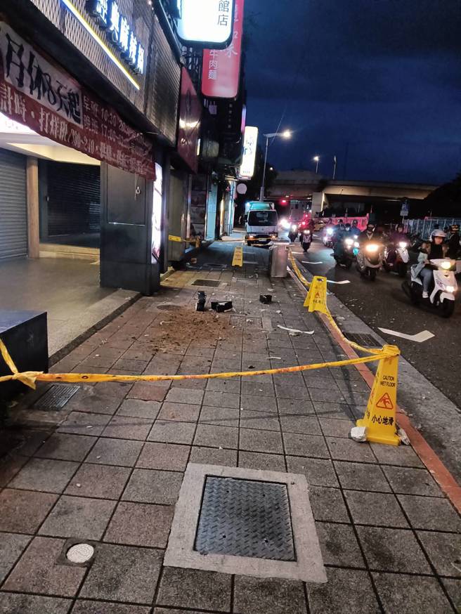 因6樓住戶磁磚脫落砸中3樓花盆及2樓招牌，掉落物滾至路面，造成一名女騎士滑倒摔車。（圖／警方提供）