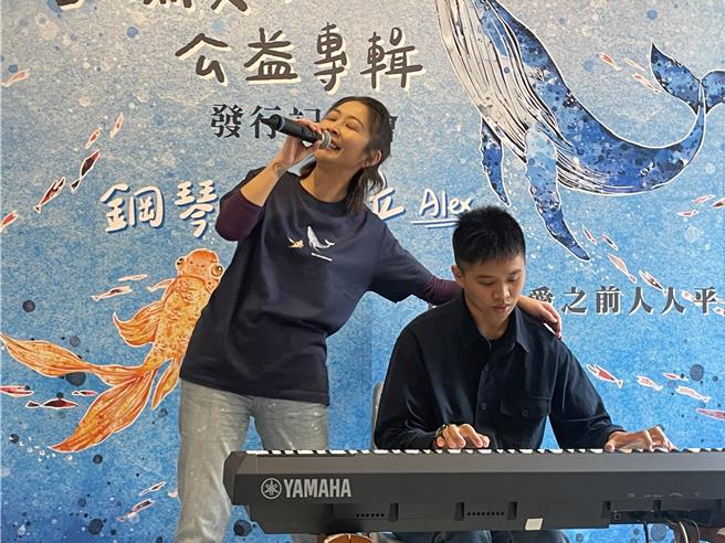 陈立（右）在真善美社会福利基金会协助下发行钢琴演奏专辑，歌手林晓培（左）在记者会上一起演奏合唱。（吕筱蝉摄）
