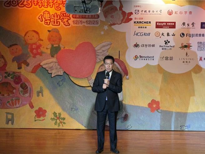 國民黨副總統參選人趙少康今天下午參加紅心字會與中廣合辦的慈善義賣活動。（張薷攝）