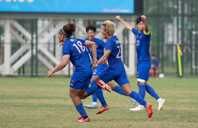 亞足聯盃小組賽，台中Futuro外援高山薰（右二）對澳門鄒北記射進絕殺自由球後狂奔慶祝。（中華足協提供）