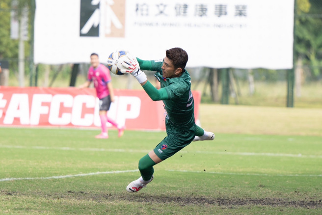 台中Futuro門將松井謙彌屢屢擋下澳門鄒北記強攻。（中華足協提供）