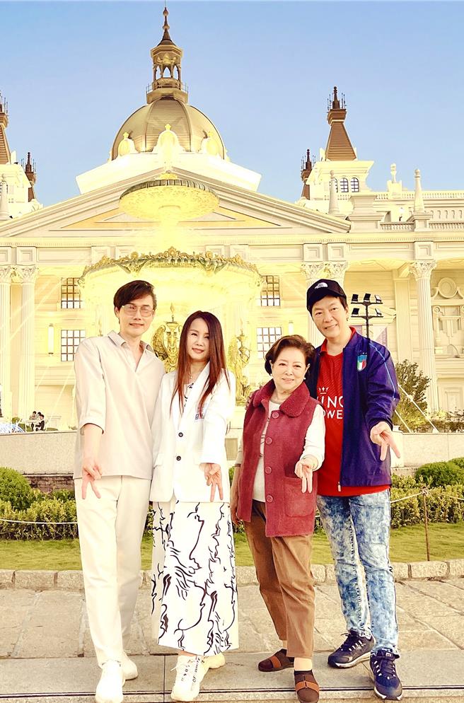 包伟铭（左起）、刘依纯、陈淑芳、粘立人支持公益许多年。（翰森娱乐提供）