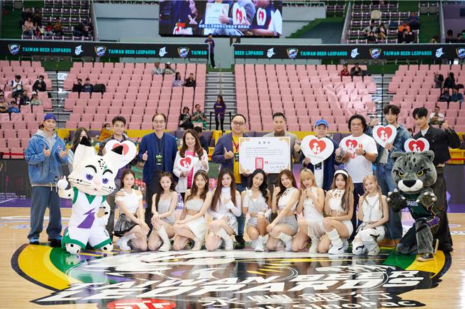 「黑曜精靈」（前排）與「原子少年」江尚儒（後排右起）、金雲攜手做公益。（財團法人流浪動物之家基金會提供）