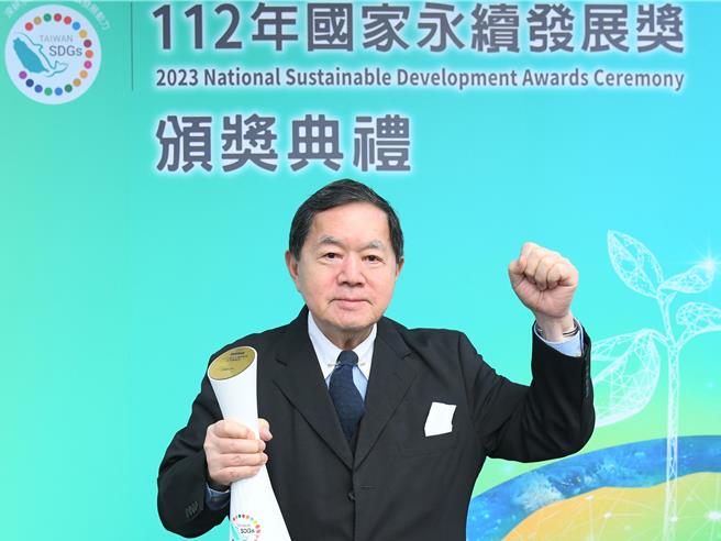 远东集团董事长徐旭东代表远东新世纪获颁《国家永续发展奖》。（远东新提供）