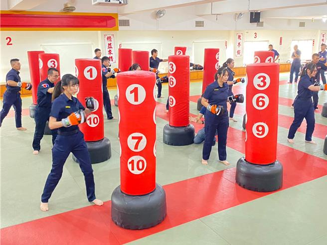 柏文健康事業有限公司「健身工廠」11月30日捐贈彰化縣警局１批拳擊立靶健身器材，提供員警鍛鍊身體及維持體能。（孫英哲攝）