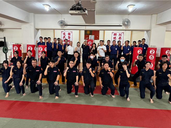 身器材，溪湖分局媽厝所所長黃衣淳（中）認真聽教練的講解。（孫英哲攝） 柏文健康事業有限公司「健身工廠」11月30日捐贈彰化縣警局１批拳擊立靶健身器材，提供員警鍛鍊身體及維持體能。（孫英哲攝）