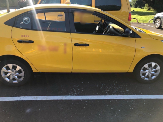 华中桥堤外有多辆计程车遭破窗毁损后行窃。（图／警方提供）