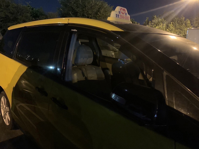 华中桥堤外有多辆计程车遭破窗毁损后行窃。（图／警方提供）