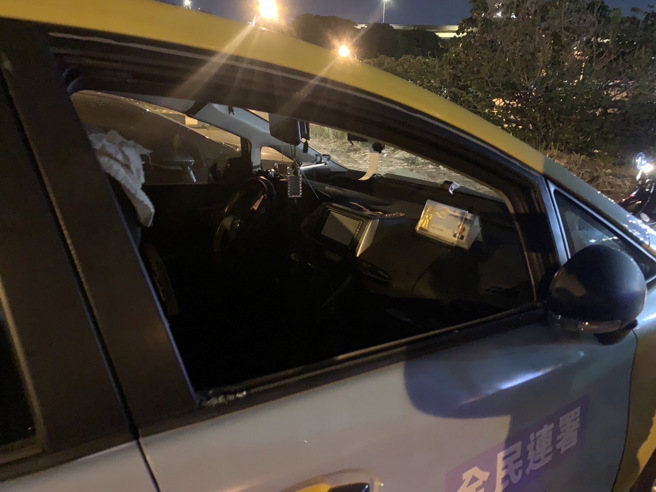 华中桥堤外有多辆计程车遭破窗毁损后行窃。（图／警方提供）