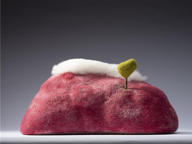 鲁燕蓉以羊毛毡作为雕塑媒材，展现所见所感的自然与生活，图为作品《山甜》。（谷公馆提供／李怡芸台北传真）